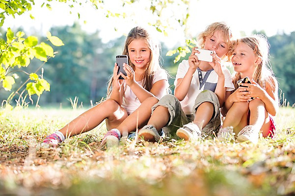 포토 JPG 주간 전신 서양인 해외 공원 여자 남자 어린이 모바일 들기 앉기 야외 세명 스마트폰 웹서핑 체코 모바일게임 어린이만 국내포토 자연요소 외국인 공공시설 유럽 모션 사람 핸드폰 스마트기기 게임 파일형식