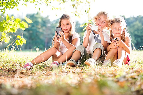 포토 JPG 주간 전신 서양인 해외 공원 여자 남자 어린이 모바일 들기 앉기 야외 세명 스마트폰 웹서핑 체코 모바일게임 어린이만 국내포토 자연요소 외국인 공공시설 유럽 모션 사람 핸드폰 스마트기기 게임 파일형식