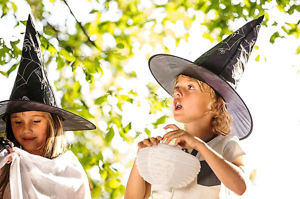 포토 JPG 주간 서양인 해외 공원 여자 남자 어린이 상반신 야외 두명 할로윈 체코 마녀모자 어린이만 국내포토 자연요소 외국인 모자_잡화 공공시설 유럽 사람 파일형식