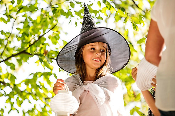 포토 JPG 주간 서양인 해외 공원 여자 어린이 한명 야외 할로윈 체코 마녀모자 어린이만 소녀만 소녀한명만 국내포토 자연요소 외국인 모자_잡화 1 공공시설 유럽 사람 여자만 여자한명만 파일형식