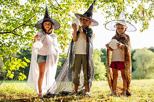 포토 JPG 주간 전신 서양인 해외 공원 여자 남자 어린이 야외 앞모습 세명 할로윈 망토 체코 마녀모자 사탕바구니 어린이만 국내포토 자연요소 외국인 모자_잡화 공공시설 유럽 뷰포인트 사탕 사람 바구니 파일형식