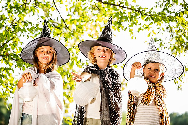 포토 JPG 주간 서양인 해외 공원 여자 남자 어린이 상반신 야외 앞모습 세명 할로윈 망토 체코 마녀모자 사탕바구니 어린이만 국내포토 자연요소 외국인 모자_잡화 공공시설 유럽 뷰포인트 사탕 사람 바구니 파일형식