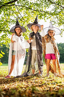 포토 JPG 주간 전신 서양인 해외 공원 여자 남자 어린이 서기 야외 앞모습 세명 할로윈 망토 체코 마녀모자 사탕바구니 어린이만 국내포토 자연요소 외국인 모자_잡화 공공시설 유럽 뷰포인트 모션 사탕 사람 바구니 파일형식