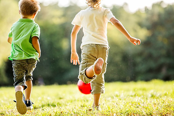 포토 JPG 주간 전신 서양인 해외 공원 남자 어린이 공 야외 두명 뒷모습 달리기 공놀이 체코 어린이만 소년만 국내포토 자연요소 외국인 공공시설 유럽 뷰포인트 모션 놀이 사람 남자만 파일형식