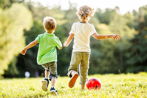 포토 JPG 주간 전신 서양인 해외 공원 남자 어린이 공 야외 두명 뒷모습 달리기 공놀이 체코 어린이만 소년만 국내포토 자연요소 외국인 공공시설 유럽 뷰포인트 모션 놀이 사람 남자만 파일형식