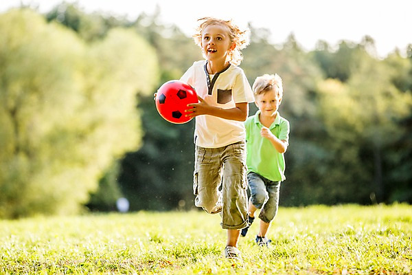 포토 JPG 주간 전신 서양인 해외 공원 남자 어린이 공 야외 두명 앞모습 달리기 공놀이 체코 어린이만 소년만 국내포토 자연요소 외국인 공공시설 유럽 뷰포인트 모션 놀이 사람 남자만 파일형식