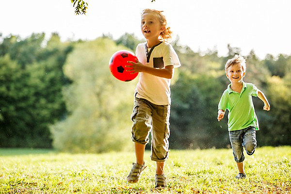 포토 JPG 주간 전신 서양인 해외 공원 남자 어린이 공 야외 두명 달리기 즐거움 공놀이 체코 어린이만 소년만 국내포토 자연요소 외국인 공공시설 감정 유럽 모션 놀이 사람 남자만 파일형식