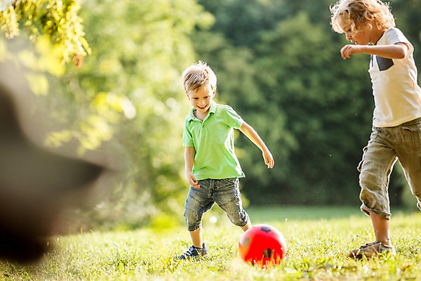 포토 JPG 주간 전신 서양인 해외 공원 남자 어린이 공 야외 두명 앞모습 달리기 공놀이 체코 어린이만 소년만 국내포토 자연요소 외국인 공공시설 유럽 뷰포인트 모션 놀이 사람 남자만 파일형식