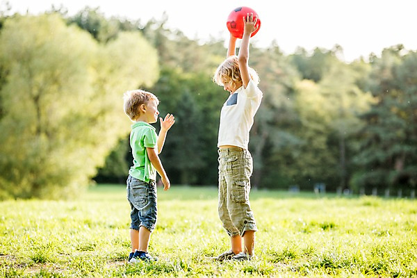 포토 JPG 주간 전신 서양인 해외 공원 남자 어린이 공 야외 두명 옆모습 공놀이 체코 어린이만 소년만 국내포토 자연요소 외국인 공공시설 유럽 뷰포인트 놀이 사람 남자만 파일형식