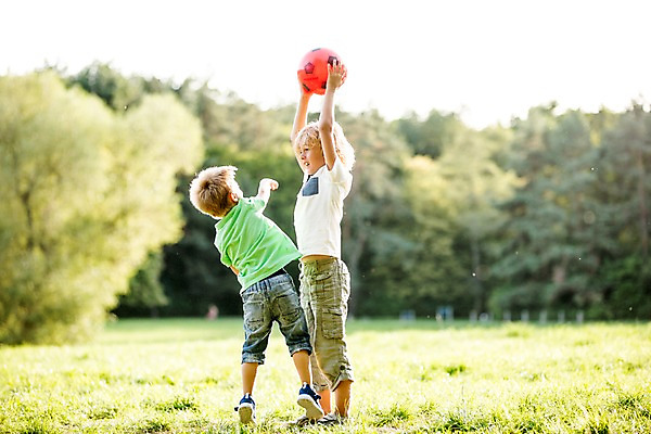 포토 JPG 주간 전신 서양인 해외 공원 남자 어린이 공 야외 두명 옆모습 뒷모습 달리기 공놀이 체코 어린이만 소년만 국내포토 자연요소 외국인 공공시설 유럽 뷰포인트 모션 놀이 사람 남자만 파일형식