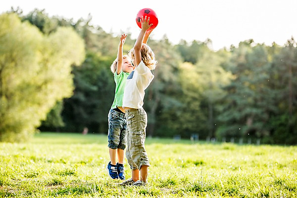 포토 JPG 주간 전신 서양인 해외 공원 남자 어린이 공 야외 두명 옆모습 달리기 점프 공놀이 체코 어린이만 소년만 국내포토 자연요소 외국인 공공시설 유럽 뷰포인트 모션 놀이 사람 남자만 파일형식