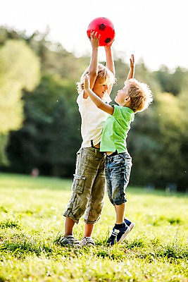 포토 JPG 주간 전신 서양인 해외 공원 남자 어린이 공 야외 두명 옆모습 공놀이 체코 어린이만 소년만 국내포토 자연요소 외국인 공공시설 유럽 뷰포인트 놀이 사람 남자만 파일형식