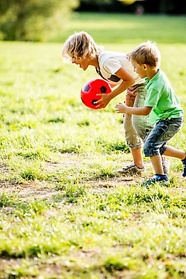 포토 JPG 주간 전신 서양인 해외 공원 남자 어린이 공 야외 두명 옆모습 공놀이 체코 어린이만 소년만 국내포토 자연요소 외국인 공공시설 유럽 뷰포인트 놀이 사람 남자만 파일형식