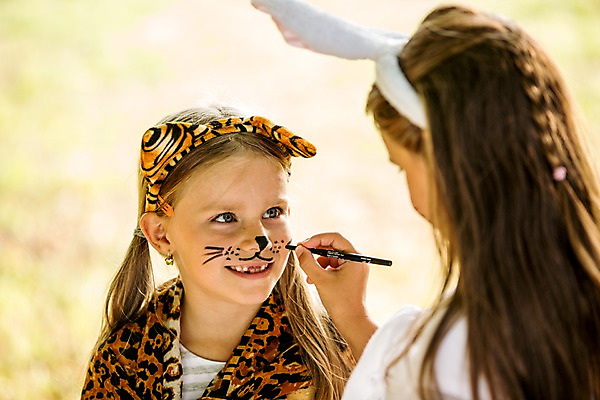 포토 JPG 주간 서양인 해외 공원 여자 어린이 상반신 야외 두명 분장 머리띠 토끼머리띠 체코 페이스페인팅 어린이만 소녀만 국내포토 자연요소 외국인 공공시설 유럽 장신구 사람 여자만 파일형식