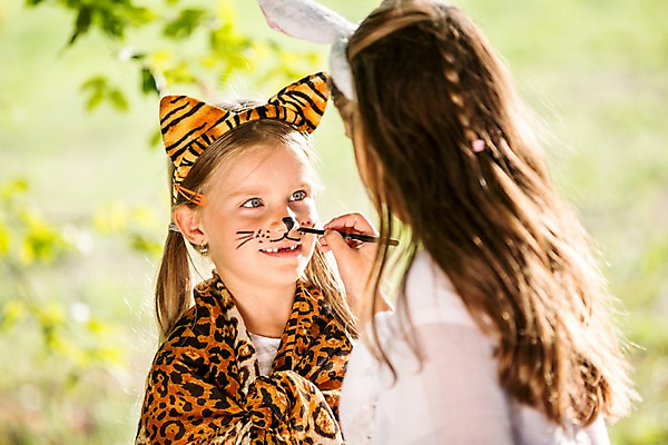 포토 JPG 주간 서양인 해외 공원 여자 어린이 상반신 야외 두명 분장 머리띠 토끼머리띠 체코 페이스페인팅 어린이만 소녀만 국내포토 자연요소 외국인 공공시설 유럽 장신구 사람 여자만 파일형식
