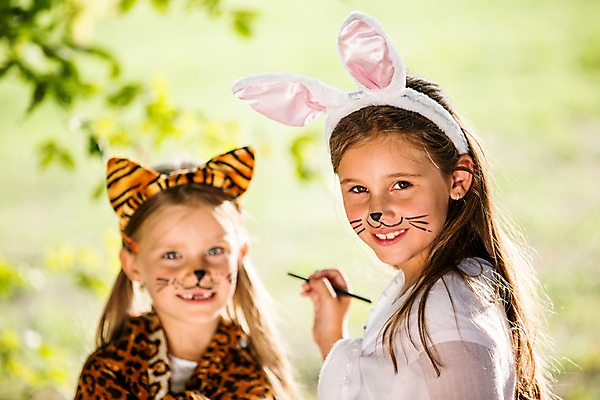 포토 JPG 주간 서양인 해외 공원 여자 어린이 상반신 야외 두명 분장 머리띠 토끼머리띠 체코 페이스페인팅 어린이만 소녀만 국내포토 자연요소 외국인 공공시설 유럽 장신구 사람 여자만 파일형식