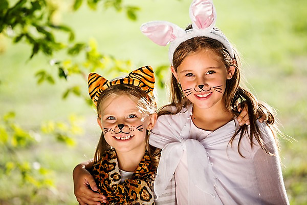 포토 JPG 주간 서양인 해외 공원 여자 어린이 어깨동무 상반신 야외 두명 분장 머리띠 토끼머리띠 체코 페이스페인팅 어린이만 소녀만 국내포토 자연요소 외국인 공공시설 유럽 포즈 장신구 사람 여자만 파일형식
