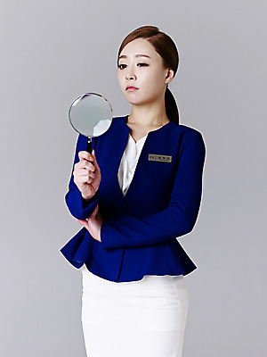 포토 JPG 스튜디오촬영 여자 회색배경 돋보기 실내 한명 서기 정장 상반신 20대 성인 앞모습 한국인 관찰 포니테일 의료성형뷰티 청년여자한명만 성인여자한명만 코디네이터 국내포토 직업 1 헤어스타일 옷 뷰포인트 백그라운드 모션 사람 동양인 청년 내부 회색 여자한명만 성인여자만 청년여자만 파일형식