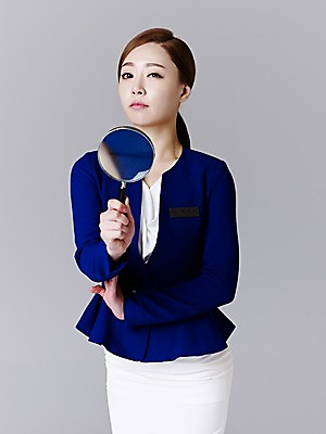 포토 JPG 스튜디오촬영 여자 회색배경 돋보기 실내 한명 서기 정장 상반신 20대 성인 앞모습 한국인 관찰 포니테일 의료성형뷰티 청년여자한명만 성인여자한명만 코디네이터 국내포토 직업 1 헤어스타일 옷 뷰포인트 백그라운드 모션 사람 동양인 청년 내부 회색 여자한명만 성인여자만 청년여자만 파일형식