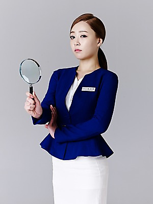 포토 JPG 스튜디오촬영 여자 회색배경 돋보기 실내 한명 서기 정장 상반신 20대 성인 앞모습 한국인 관찰 포니테일 의료성형뷰티 청년여자한명만 성인여자한명만 코디네이터 국내포토 직업 1 헤어스타일 옷 뷰포인트 백그라운드 모션 사람 동양인 청년 내부 회색 여자한명만 성인여자만 청년여자만 파일형식