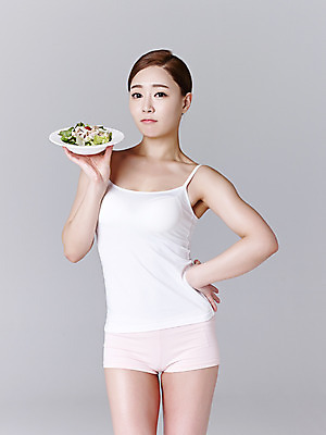 포토 JPG 스튜디오촬영 그릇 여자 허리손 회색배경 실내 한명 서기 들기 상반신 20대 성인 앞모습 민소매 뷰티 샐러드 한국인 핫팬츠 묶은머리 의료성형뷰티 청년여자한명만 성인여자한명만 국내포토 1 헤어스타일 식기 음식 뷰포인트 포즈 백그라운드 상의 바지 모션 사람 동양인 청년 내부 회색 여자한명만 성인여자만 청년여자만 파일형식