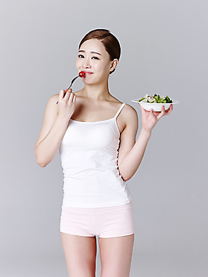 포토 JPG 스튜디오촬영 그릇 여자 포크 회색배경 실내 한명 서기 들기 상반신 20대 성인 앞모습 민소매 뷰티 샐러드 한국인 먹기 핫팬츠 묶은머리 의료성형뷰티 청년여자한명만 성인여자한명만 국내포토 1 헤어스타일 식기 음식 뷰포인트 백그라운드 상의 바지 모션 사람 동양인 청년 내부 회색 여자한명만 성인여자만 청년여자만 파일형식