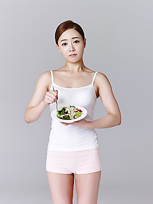 포토 JPG 스튜디오촬영 그릇 여자 포크 회색배경 실내 한명 서기 들기 상반신 20대 성인 앞모습 민소매 뷰티 샐러드 한국인 핫팬츠 묶은머리 의료성형뷰티 청년여자한명만 성인여자한명만 국내포토 1 헤어스타일 식기 음식 뷰포인트 백그라운드 상의 바지 모션 사람 동양인 청년 내부 회색 여자한명만 성인여자만 청년여자만 파일형식