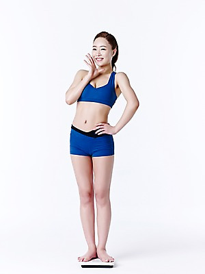 포토 JPG 스튜디오촬영 전신 여자 허리손 맨발 실내 한명 서기 미소 20대 성인 앞모습 운동복 한국인 몸무게 탱크톱 측정 흰배경 체중계 핫팬츠 포니테일 몸무게재기 의료성형뷰티 청년여자한명만 성인여자한명만 국내포토 1 헤어스타일 옷 뷰포인트 포즈 백그라운드 상의 바지 모션 발 표정 사람 동양인 청년 내부 흰색 여자한명만 성인여자만 청년여자만 파일형식