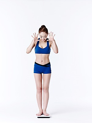 포토 JPG 스튜디오촬영 전신 여자 맨발 실내 한명 서기 미소 20대 성인 앞모습 운동복 한국인 몸무게 탱크톱 측정 흰배경 체중계 핫팬츠 포니테일 몸무게재기 의료성형뷰티 청년여자한명만 성인여자한명만 국내포토 1 헤어스타일 옷 뷰포인트 백그라운드 상의 바지 모션 발 표정 사람 동양인 청년 내부 흰색 여자한명만 성인여자만 청년여자만 파일형식