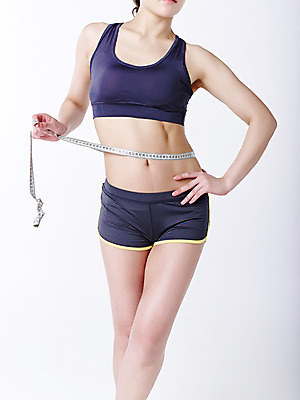 포토 JPG 스튜디오촬영 여자 허리손 실내 줄자 한명 서기 상반신 20대 성인 앞모습 운동복 한국인 둘레 탱크톱 측정 흰배경 핫팬츠 허리둘레 감싸기 의료성형뷰티 국내포토 1 옷 뷰포인트 포즈 백그라운드 상의 바지 모션 자 사람 동양인 청년 내부 흰색 파일형식