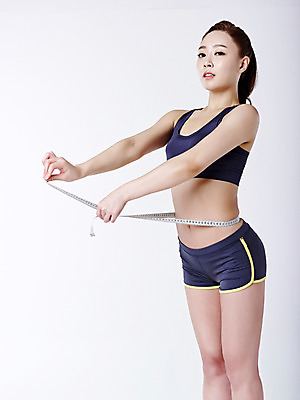 포토 JPG 스튜디오촬영 여자 실내 줄자 한명 서기 상반신 20대 성인 운동복 한국인 둘레 탱크톱 측정 흰배경 핫팬츠 포니테일 허리둘레 감싸기 의료성형뷰티 청년여자한명만 성인여자한명만 국내포토 1 헤어스타일 옷 백그라운드 상의 바지 모션 자 사람 동양인 청년 내부 흰색 여자한명만 성인여자만 청년여자만 파일형식