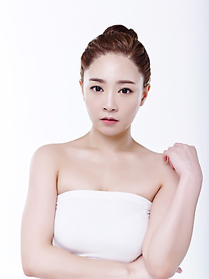 포토 JPG 스튜디오촬영 여자 실내 한명 손짓 상반신 20대 성인 앞모습 뷰티 한국인 튜브탑 흰배경 올림머리 의료성형뷰티 청년여자한명만 성인여자한명만 국내포토 1 헤어스타일 뷰포인트 백그라운드 상의 모션 사람 동양인 청년 내부 흰색 여자한명만 성인여자만 청년여자만 파일형식