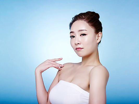 포토 JPG 스튜디오촬영 여자 실내 한명 손짓 상반신 20대 성인 뷰티 한국인 튜브탑 파란배경 올림머리 의료성형뷰티 청년여자한명만 성인여자한명만 국내포토 1 헤어스타일 백그라운드 상의 모션 사람 동양인 청년 내부 파란색 여자한명만 성인여자만 청년여자만 파일형식