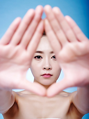 포토 JPG 스튜디오촬영 여자 실내 한명 손짓 상반신 20대 성인 앞모습 뷰티 한국인 튜브탑 파란배경 의료성형뷰티 국내포토 1 뷰포인트 백그라운드 상의 모션 사람 동양인 청년 내부 파란색 파일형식