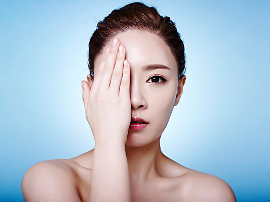 포토 JPG 스튜디오촬영 여자 실내 한명 손짓 상반신 20대 성인 앞모습 뷰티 한국인 파란배경 올림머리 의료성형뷰티 청년여자한명만 성인여자한명만 국내포토 1 헤어스타일 뷰포인트 백그라운드 모션 사람 동양인 청년 내부 파란색 여자한명만 성인여자만 청년여자만 파일형식