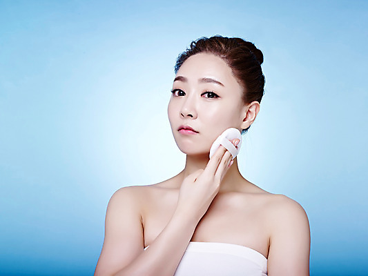 포토 JPG 스튜디오촬영 여자 실내 한명 상반신 20대 성인 앞모습 화장 뷰티 화장품 한국인 튜브탑 파란배경 바르기 올림머리 파우더 의료성형뷰티 청년여자한명만 성인여자한명만 국내포토 1 헤어스타일 뷰포인트 백그라운드 상의 모션 사람 동양인 청년 내부 파란색 여자한명만 성인여자만 청년여자만 파일형식