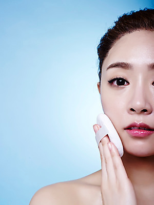 포토 JPG 스튜디오촬영 여자 실내 한명 상반신 20대 성인 앞모습 화장 뷰티 화장품 한국인 파란배경 바르기 올림머리 파우더 의료성형뷰티 청년여자한명만 성인여자한명만 국내포토 1 헤어스타일 뷰포인트 백그라운드 모션 사람 동양인 청년 내부 파란색 여자한명만 성인여자만 청년여자만 파일형식