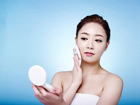 포토 JPG 스튜디오촬영 여자 실내 한명 상반신 20대 성인 앞모습 화장 뷰티 화장품 한국인 튜브탑 파란배경 바르기 올림머리 파우더 의료성형뷰티 청년여자한명만 성인여자한명만 국내포토 1 헤어스타일 뷰포인트 백그라운드 상의 모션 사람 동양인 청년 내부 파란색 여자한명만 성인여자만 청년여자만 파일형식