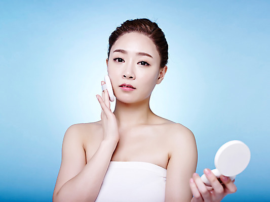 포토 JPG 스튜디오촬영 여자 실내 한명 상반신 20대 성인 앞모습 화장 뷰티 화장품 한국인 튜브탑 파란배경 바르기 올림머리 파우더 의료성형뷰티 청년여자한명만 성인여자한명만 국내포토 1 헤어스타일 뷰포인트 백그라운드 상의 모션 사람 동양인 청년 내부 파란색 여자한명만 성인여자만 청년여자만 파일형식