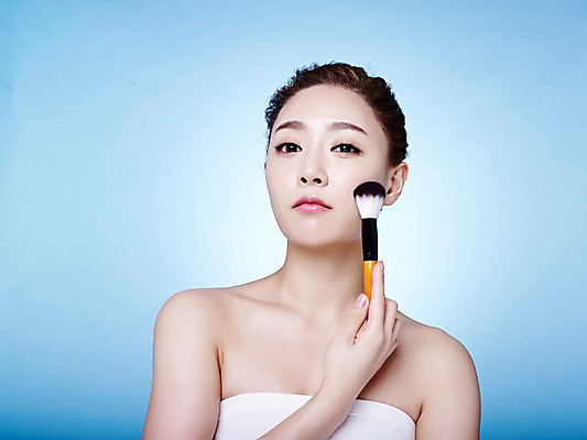 포토 JPG 스튜디오촬영 여자 실내 한명 상반신 20대 성인 앞모습 화장 뷰티 한국인 붓 튜브탑 파란배경 올림머리 의료성형뷰티 청년여자한명만 성인여자한명만 국내포토 1 헤어스타일 뷰포인트 백그라운드 상의 사람 동양인 청년 내부 파란색 여자한명만 성인여자만 청년여자만 파일형식