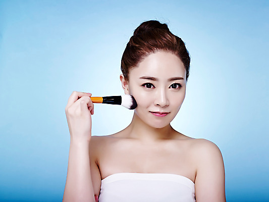 포토 JPG 스튜디오촬영 여자 실내 한명 상반신 20대 성인 앞모습 화장 뷰티 한국인 붓 튜브탑 파란배경 올림머리 의료성형뷰티 청년여자한명만 성인여자한명만 국내포토 1 헤어스타일 뷰포인트 백그라운드 상의 사람 동양인 청년 내부 파란색 여자한명만 성인여자만 청년여자만 파일형식