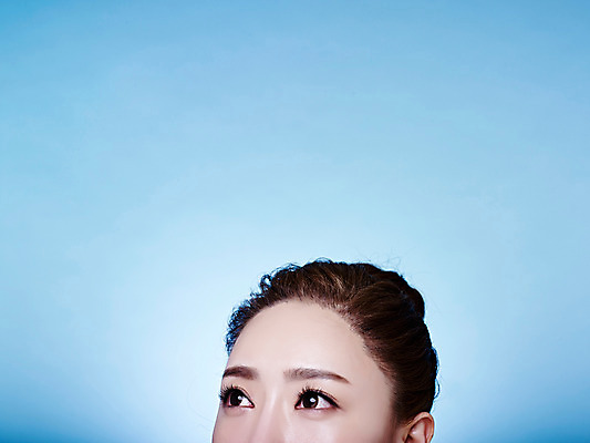 포토 JPG 스튜디오촬영 여자 실내 한명 상반신 20대 성인 신체부위 뷰티 한국인 파란배경 올림머리 안구 의료성형뷰티 국내포토 1 헤어스타일 백그라운드 사람 동양인 청년 내부 파란색 파일형식