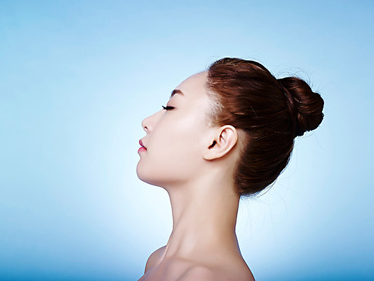 포토 JPG 스튜디오촬영 여자 실내 한명 상반신 20대 성인 옆모습 뷰티 한국인 파란배경 올림머리 의료성형뷰티 청년여자한명만 성인여자한명만 국내포토 1 헤어스타일 뷰포인트 백그라운드 사람 동양인 청년 내부 파란색 여자한명만 성인여자만 청년여자만 파일형식