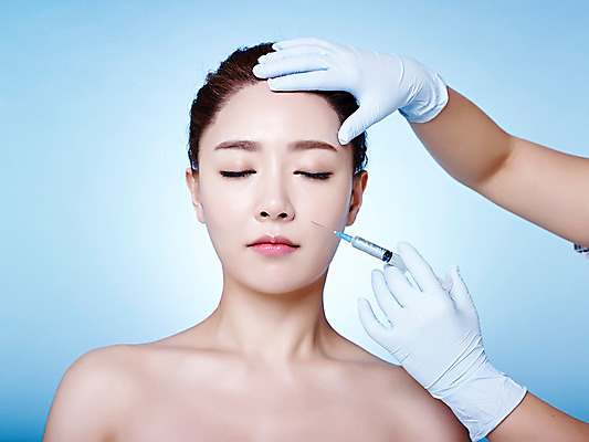 포토 JPG 스튜디오촬영 손 여자 실내 상반신 20대 성인 두명 앞모습 신체부위 뷰티 한국인 성형수술 파란배경 올림머리 수술장갑 의료성형뷰티 국내포토 헤어스타일 뷰포인트 장갑 백그라운드 사람 동양인 청년 내부 파란색 수술 파일형식