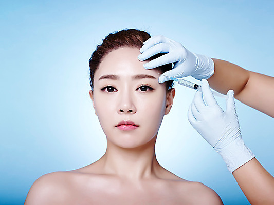 포토 JPG 스튜디오촬영 손 여자 실내 상반신 20대 성인 두명 앞모습 신체부위 뷰티 한국인 성형수술 파란배경 올림머리 수술장갑 의료성형뷰티 국내포토 헤어스타일 뷰포인트 장갑 백그라운드 사람 동양인 청년 내부 파란색 수술 파일형식