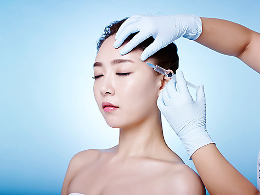 포토 JPG 스튜디오촬영 손 여자 실내 상반신 20대 성인 두명 옆모습 신체부위 뷰티 한국인 성형수술 파란배경 올림머리 수술장갑 의료성형뷰티 국내포토 헤어스타일 뷰포인트 장갑 백그라운드 사람 동양인 청년 내부 파란색 수술 파일형식