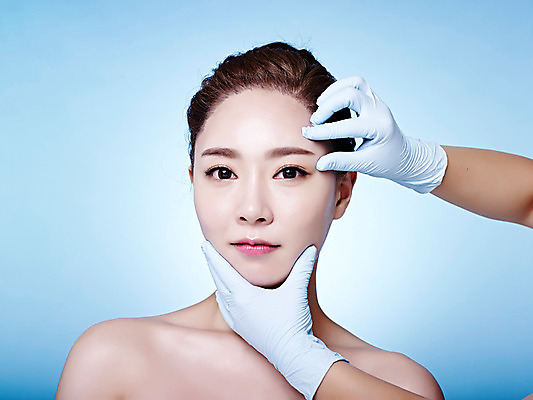 포토 JPG 스튜디오촬영 손 여자 실내 상반신 20대 성인 두명 앞모습 신체부위 뷰티 한국인 성형수술 파란배경 올림머리 수술장갑 의료성형뷰티 국내포토 헤어스타일 뷰포인트 장갑 백그라운드 사람 동양인 청년 내부 파란색 수술 파일형식