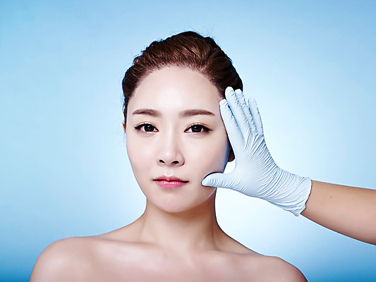 포토 JPG 스튜디오촬영 손 여자 실내 상반신 20대 성인 두명 앞모습 신체부위 뷰티 한국인 성형수술 파란배경 올림머리 수술장갑 의료성형뷰티 국내포토 헤어스타일 뷰포인트 장갑 백그라운드 사람 동양인 청년 내부 파란색 수술 파일형식