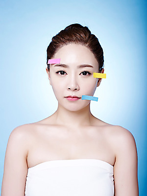 포토 JPG 스튜디오촬영 여자 실내 한명 상반신 20대 성인 앞모습 뷰티 한국인 성형수술 튜브탑 포스트잇 파란배경 올림머리 의료성형뷰티 청년여자한명만 성인여자한명만 국내포토 1 헤어스타일 뷰포인트 백그라운드 상의 사람 동양인 청년 내부 파란색 메모지 수술 여자한명만 성인여자만 청년여자만 파일형식