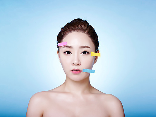 포토 JPG 스튜디오촬영 여자 실내 한명 상반신 20대 성인 앞모습 뷰티 한국인 성형수술 포스트잇 파란배경 올림머리 의료성형뷰티 청년여자한명만 성인여자한명만 국내포토 1 헤어스타일 뷰포인트 백그라운드 사람 동양인 청년 내부 파란색 메모지 수술 여자한명만 성인여자만 청년여자만 파일형식